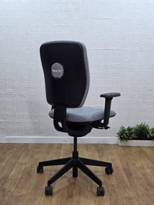 Refurbished Senator Dash Task Chair – 3D Arms, Light Grey