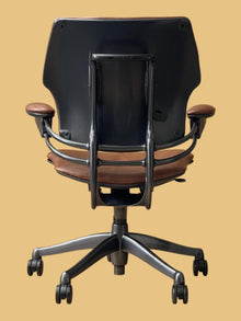 Refurbished Humanscale Freedom Leather Chair – Vintage Oak image 5