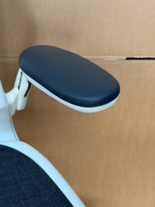 Refurbished Humanscale Diffrient World Chair – White & Grey image 7