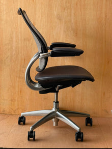 Refurbished Humanscale Liberty Mesh Chair – Aubergine PU image 7