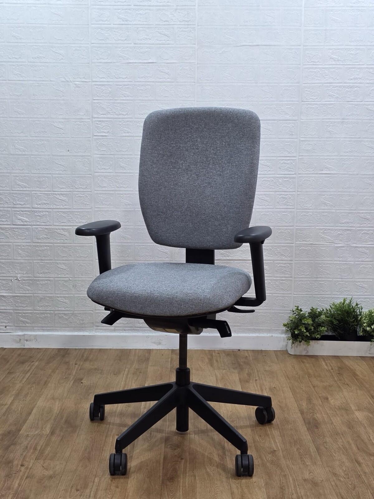 Refurbished Senator Dash Task Chair – 3D Arms, Light Grey