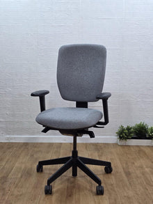 Refurbished Senator Dash Task Chair – 3D Arms, Light Grey