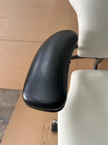 Refurbished Humanscale Freedom Chair – New Cream White Leather
