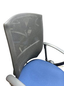 Refurbished Mesh Visitor Chairs – Blue Seats, Cantilever, Set of 4 image 4