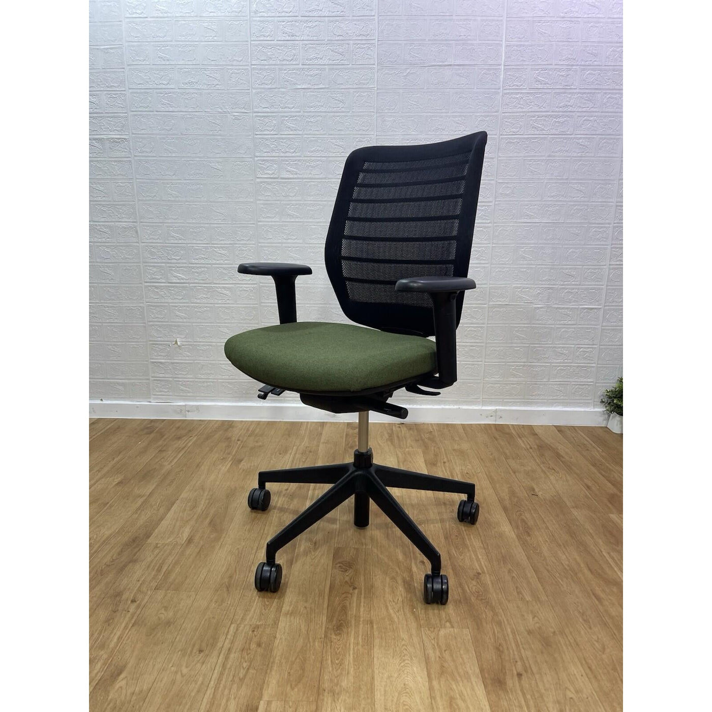 Refurbished Senator Fuse Adjustable Office Chair – 4D Armrests