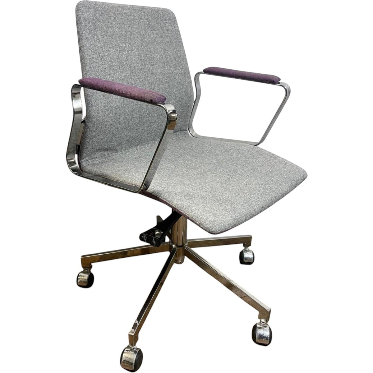 Refurbished Pilot Low Swivel Chair – Low Back (RRP £1,087)