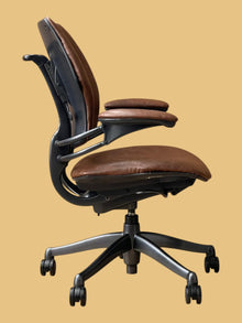Refurbished Humanscale Freedom Leather Chair – Vintage Oak image 7