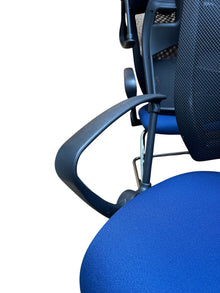Refurbished Mesh Visitor Chairs – Blue Seats, Cantilever, Set of 4 image 3