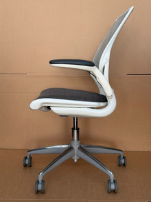 Refurbished Humanscale Diffrient World Chair – White & Grey image 9