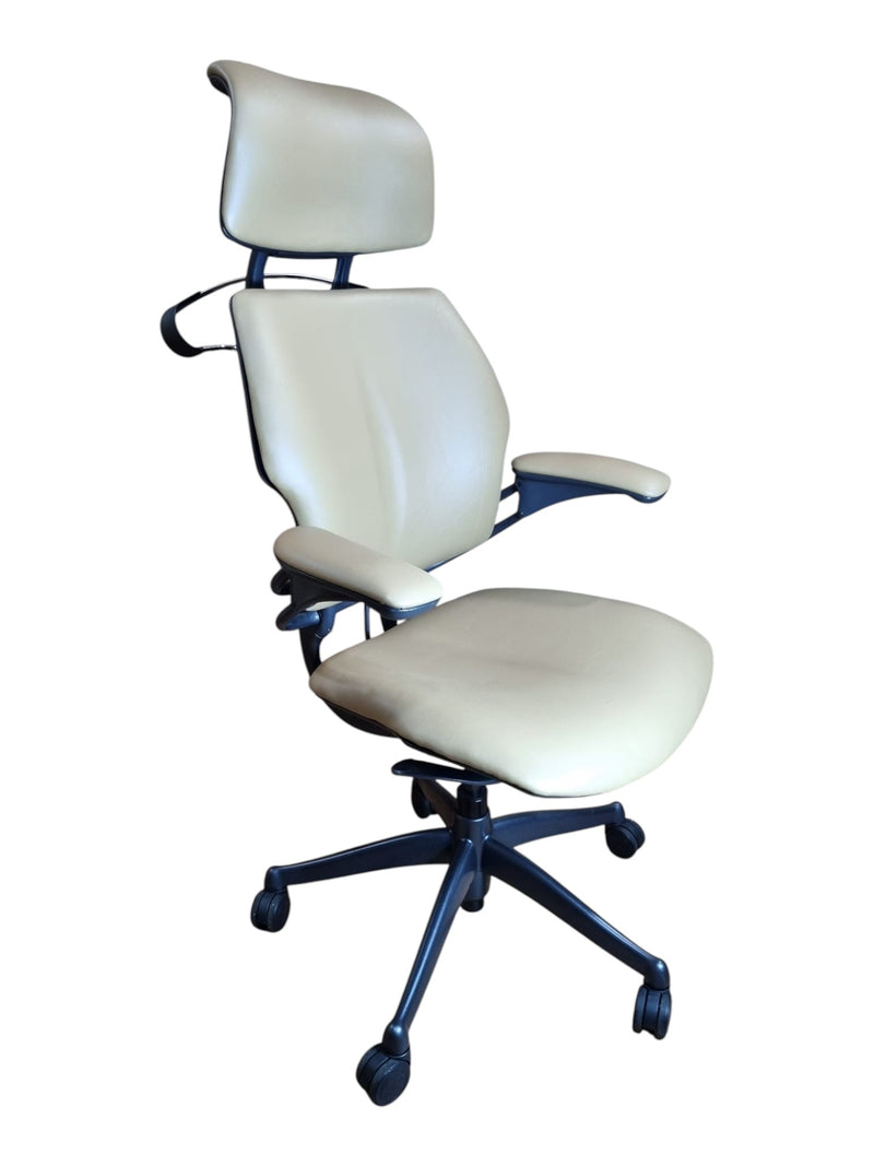 Vanilla Freedom Headrest office chair, opposite three-quarter view