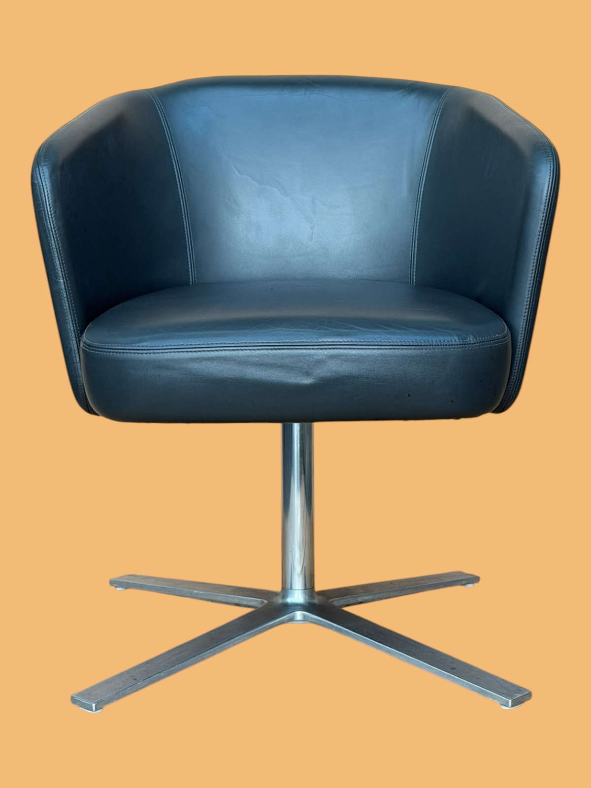 Refurbished Orangebox Hay Swivel Lounge Chair – Dark Leather