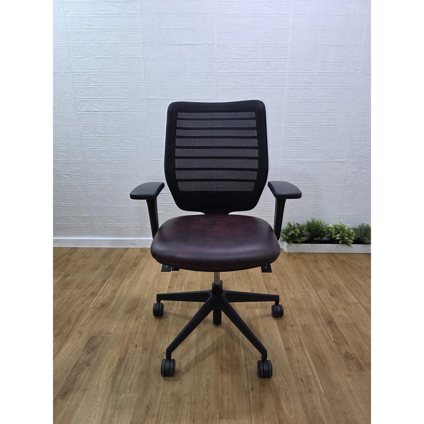Refurbished Senator Fuse Office Chair – Leather Seat, Fully Adjustable