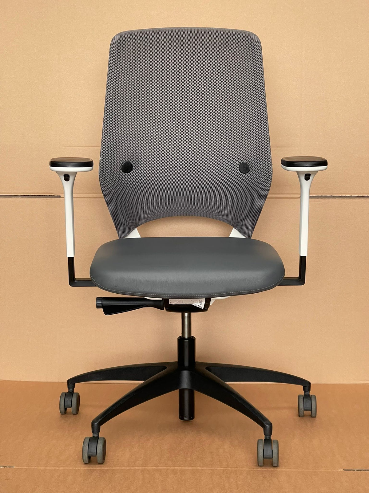 Drabert by Kinnarps Grey Mesh & Leather Chair – Refurbished