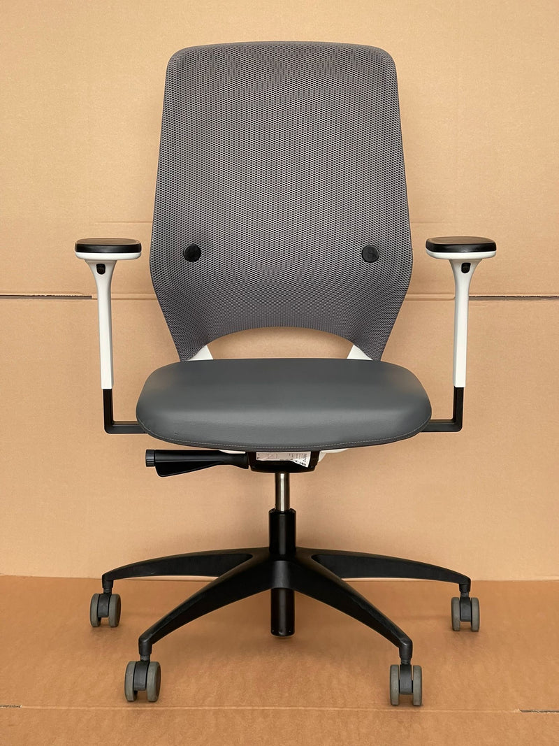 Drabert by Kinnarps Grey Mesh & Leather Chair – front view