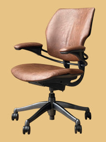 Refurbished Humanscale Freedom Leather Chair – Vintage Oak image 2