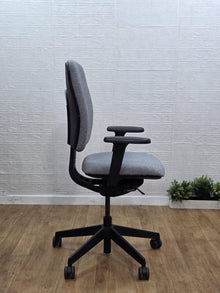 Refurbished Senator Dash Task Chair – 3D Arms, Light Grey