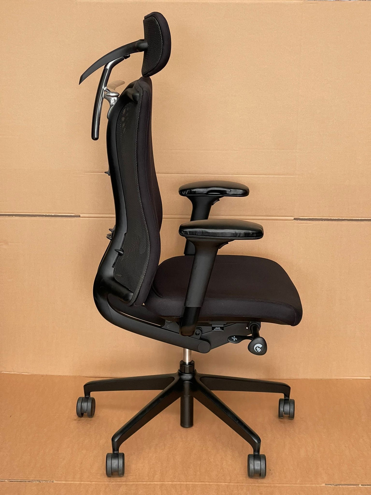 Senator Agitus High-Back Mesh Chair with Headrest – Refurbished