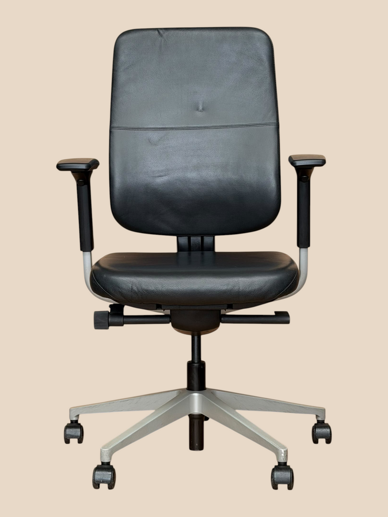 Refurbished Steelcase Reply black leather chair – front view