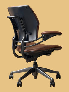 Refurbished Humanscale Freedom Leather Chair – Vintage Oak image 6