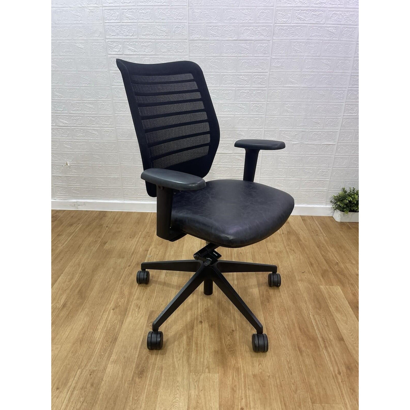 Refurbished Senator Fuse Adjustable Office Chair – 4D Armrests (Black)