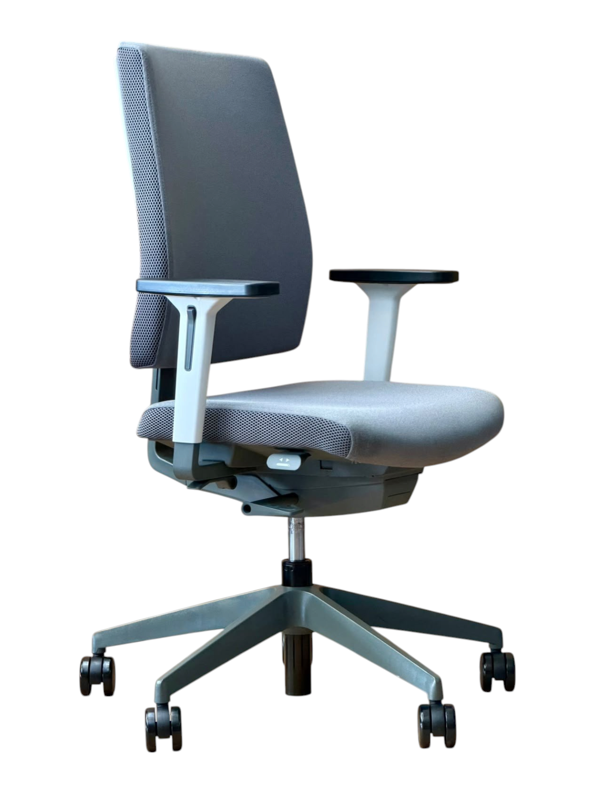 Refurbished Senator Freeflex Task Chair – Light Grey, White Back
