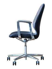 Kinnarps 8000 Height Adjustable Chair - Houndstooth Fabric - Grey Black - Polished Aluminium Frame - Swivel Base image 4