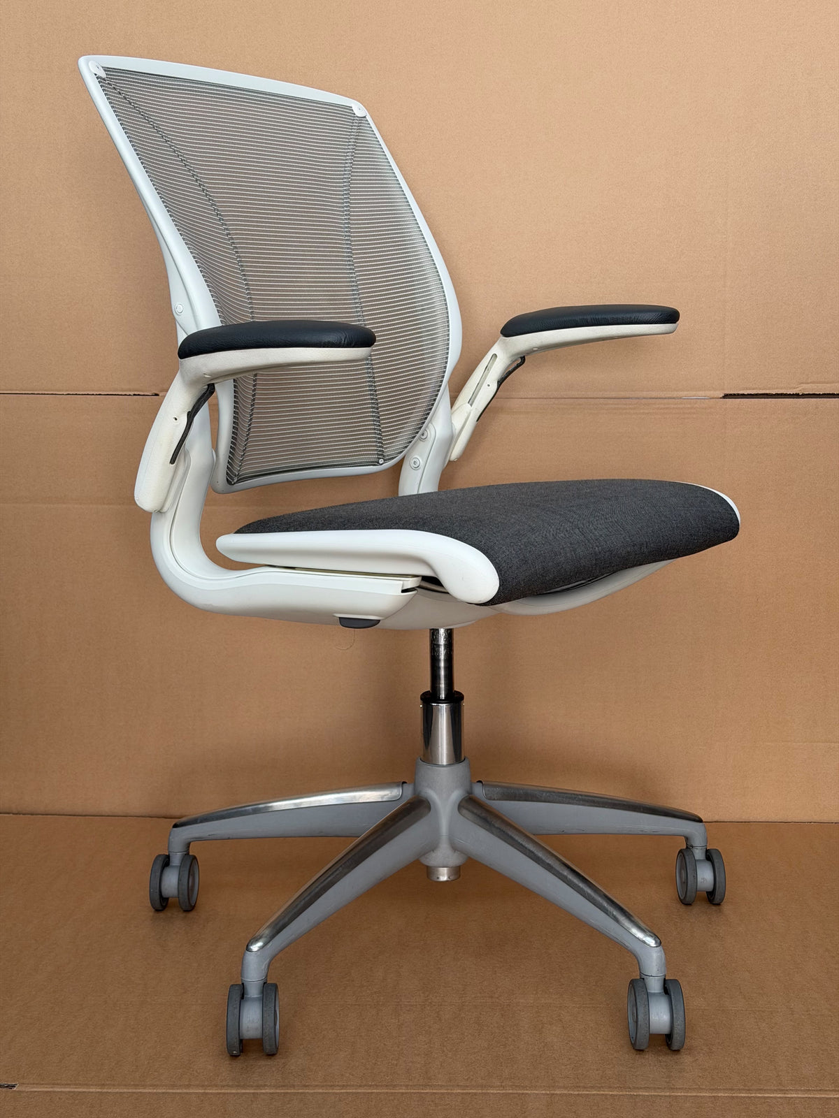 Refurbished Humanscale Diffrient World Chair – White & Grey
