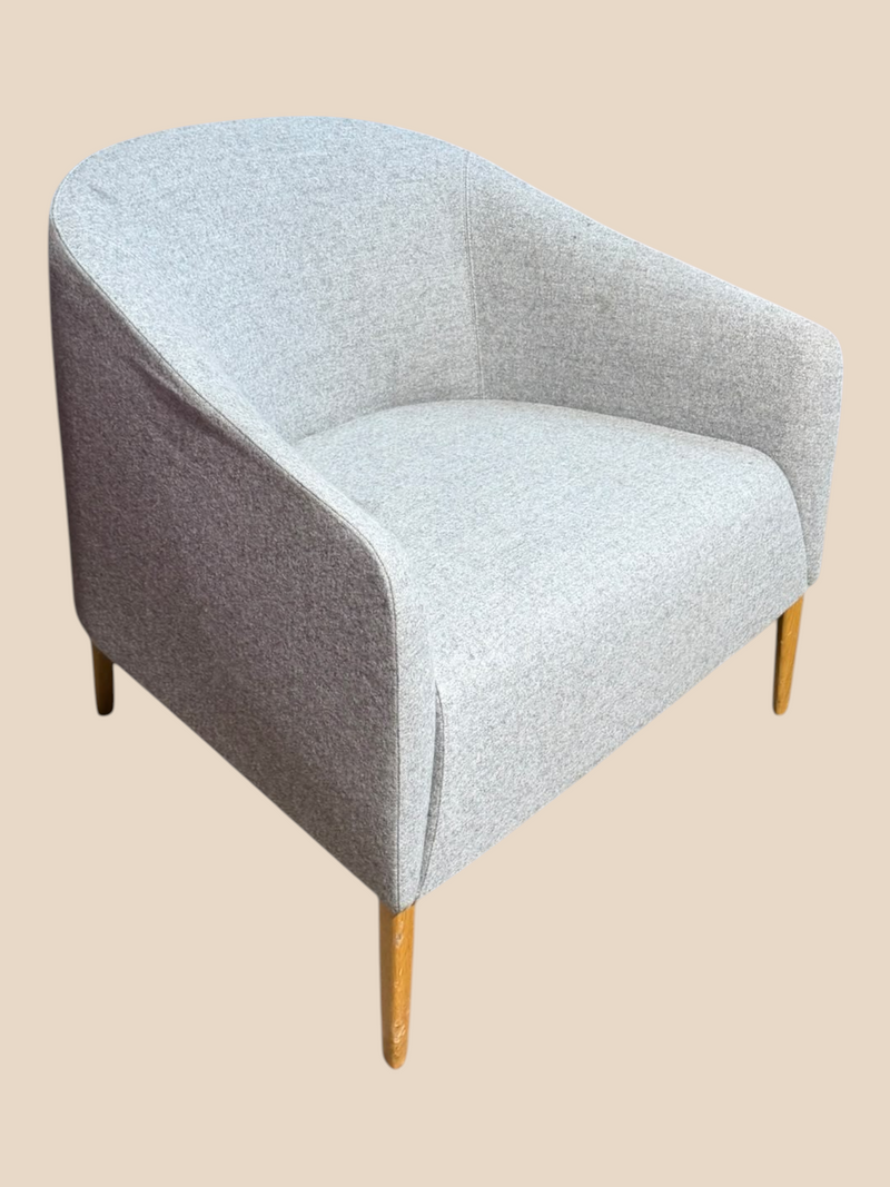 Refurbished Boss Design Manta light grey armchair – front-left view