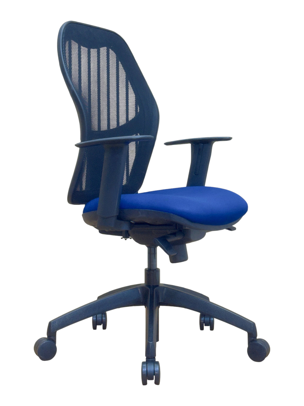 Refurbished Ergonomic Mesh Office Chair – Blue Seat