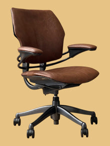 Refurbished Humanscale Freedom Leather Chair – Vintage Oak image 8