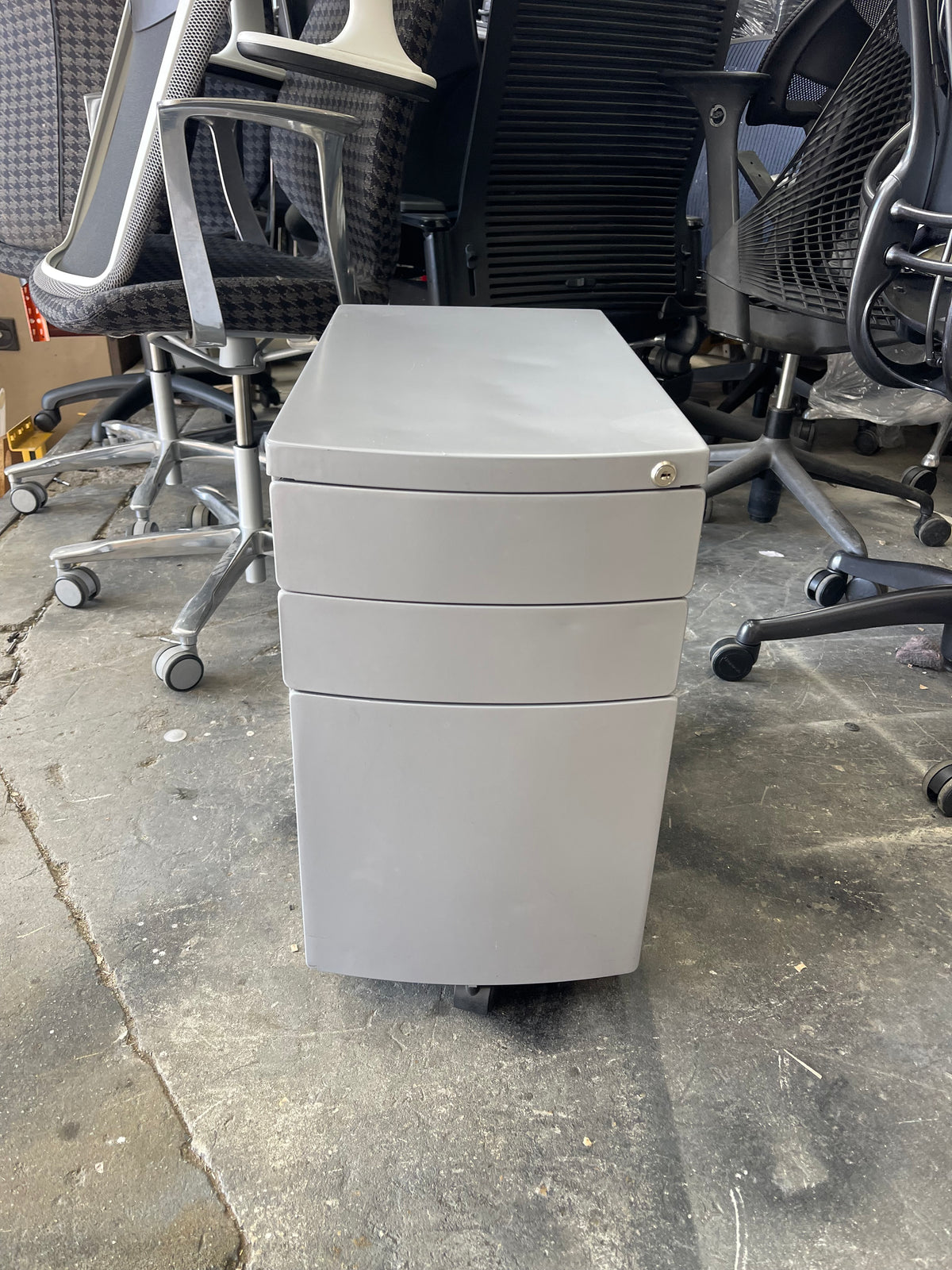 Metal under desk pedestal / Drawers