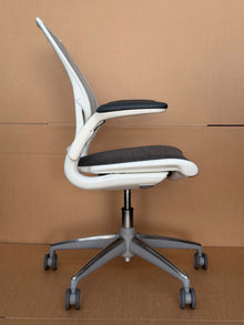 Refurbished Humanscale Diffrient World Chair – White & Grey image 4