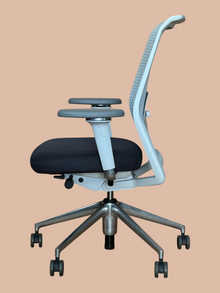 Refurbished Vitra ID Mesh Office Chair in Light Grey image 4
