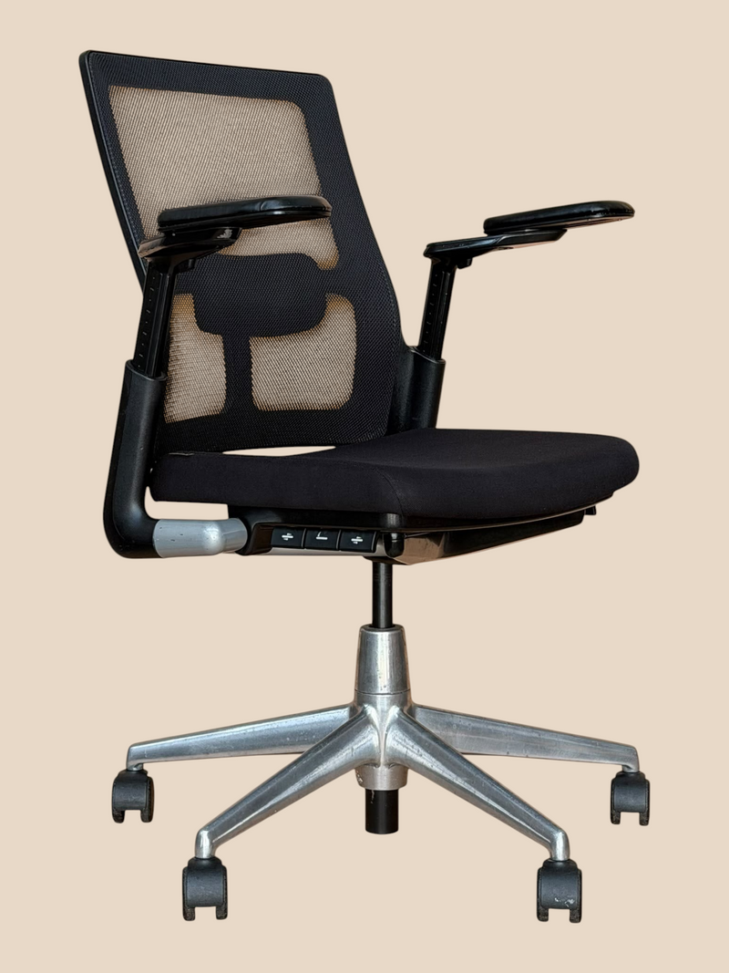Refurbished Ahrend Verta black mesh task chair – front-left view