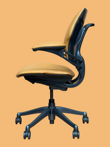 Refurbished Humanscale Freedom Chair – Tan Cowhide Leather image 3