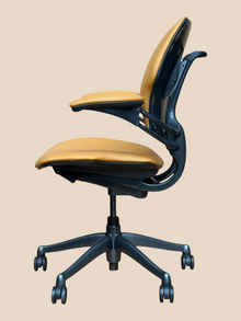 Refurbished Humanscale Freedom Chair – Tan Cowhide Leather image 3