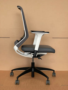 Drabert by Kinnarps Grey Mesh & Leather Chair – Refurbished image 3