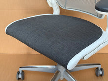 Refurbished Humanscale Diffrient World Chair – White & Grey image 10