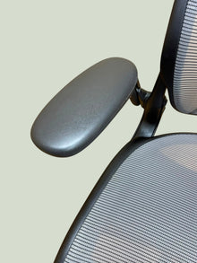 Humanscale Diffrient World Ergonomic Task Chair – Grey Mesh, Black Frame, Adjustable Arms (Refurbished) image 9