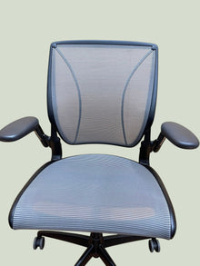 Humanscale Diffrient World Ergonomic Task Chair – Grey Mesh, Black Frame, Adjustable Arms (Refurbished) image 8