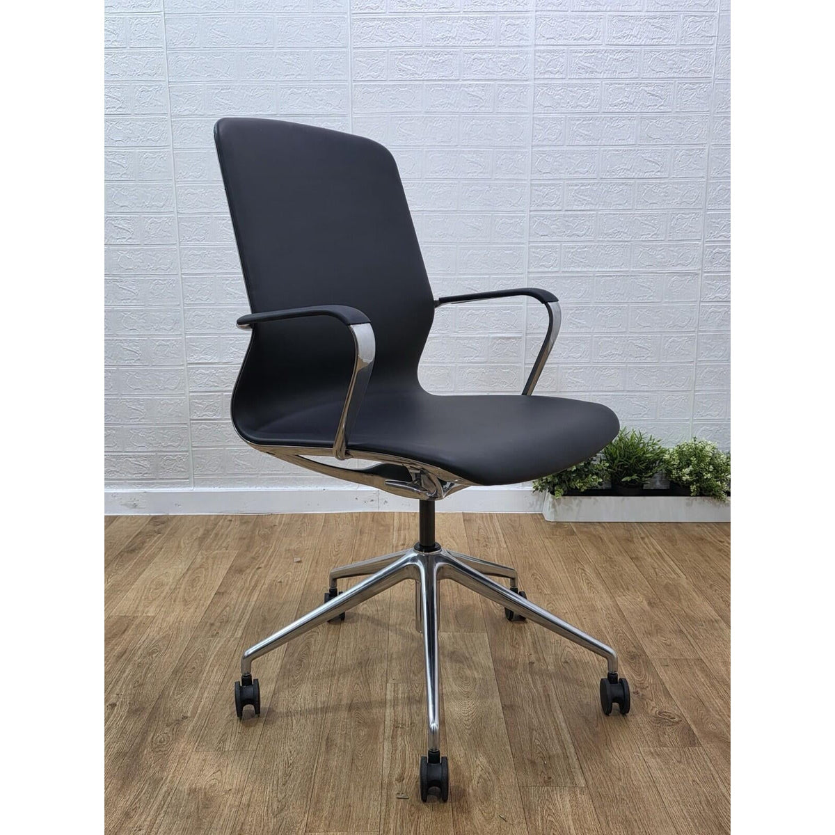 Refurbished Dynamic Lucia Executive Office Chair – Height Adjustable, Back Recline