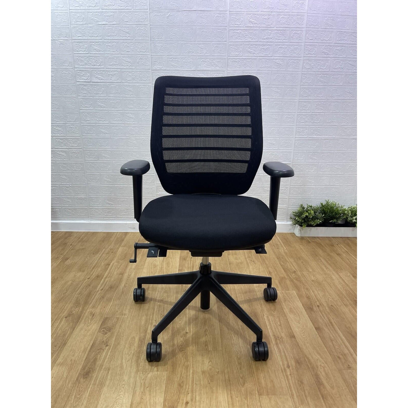 Refurbished Senator Fuse Office Chair – Black, 4D Armrests