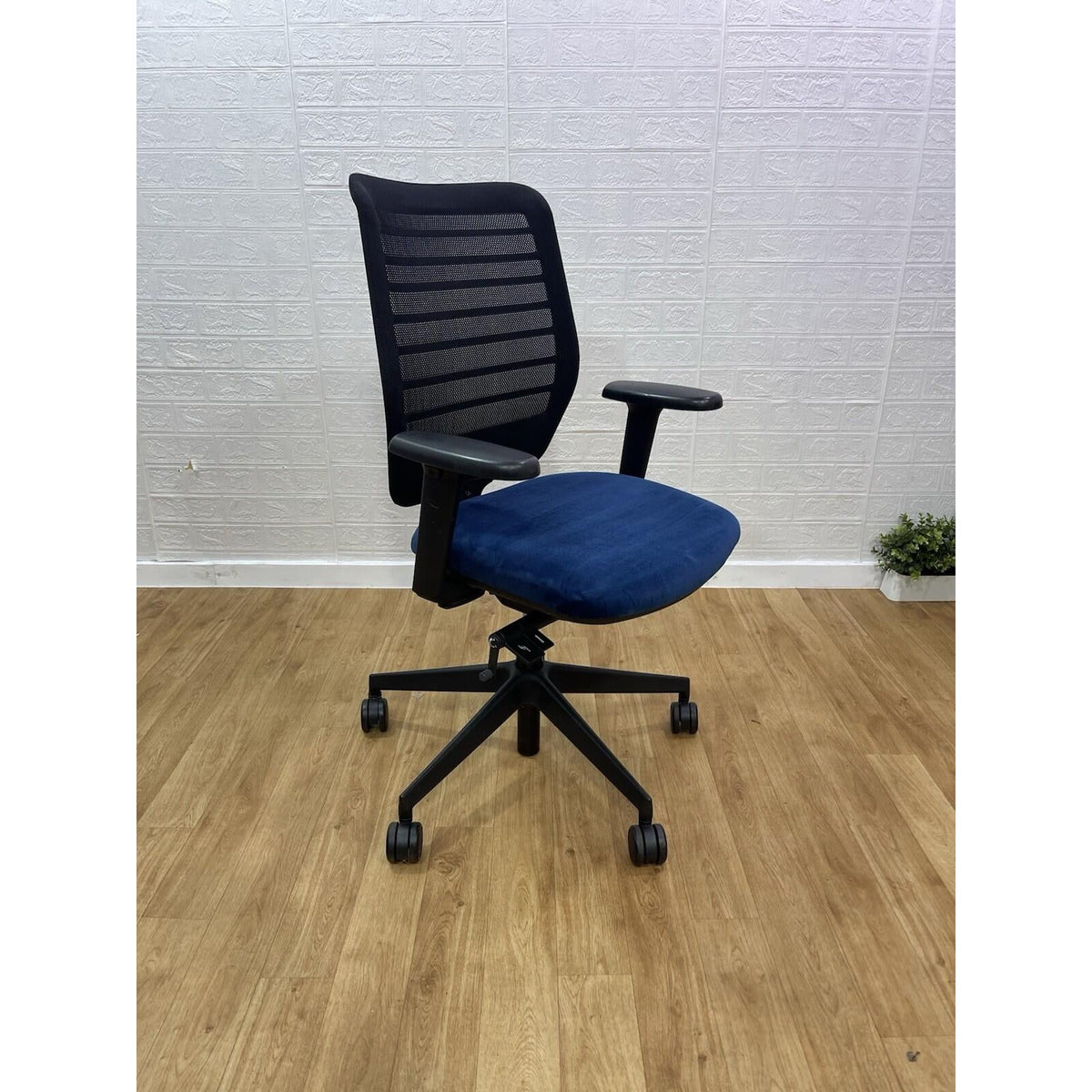 Refurbished Senator Fuse Office Chair – Velvet Seat, 4D Armrests
