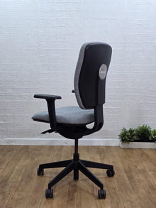 Refurbished Senator Dash Task Chair – 3D Arms, Light Grey