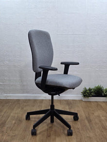 Refurbished Senator Dash Task Chair – 3D Arms, Light Grey
