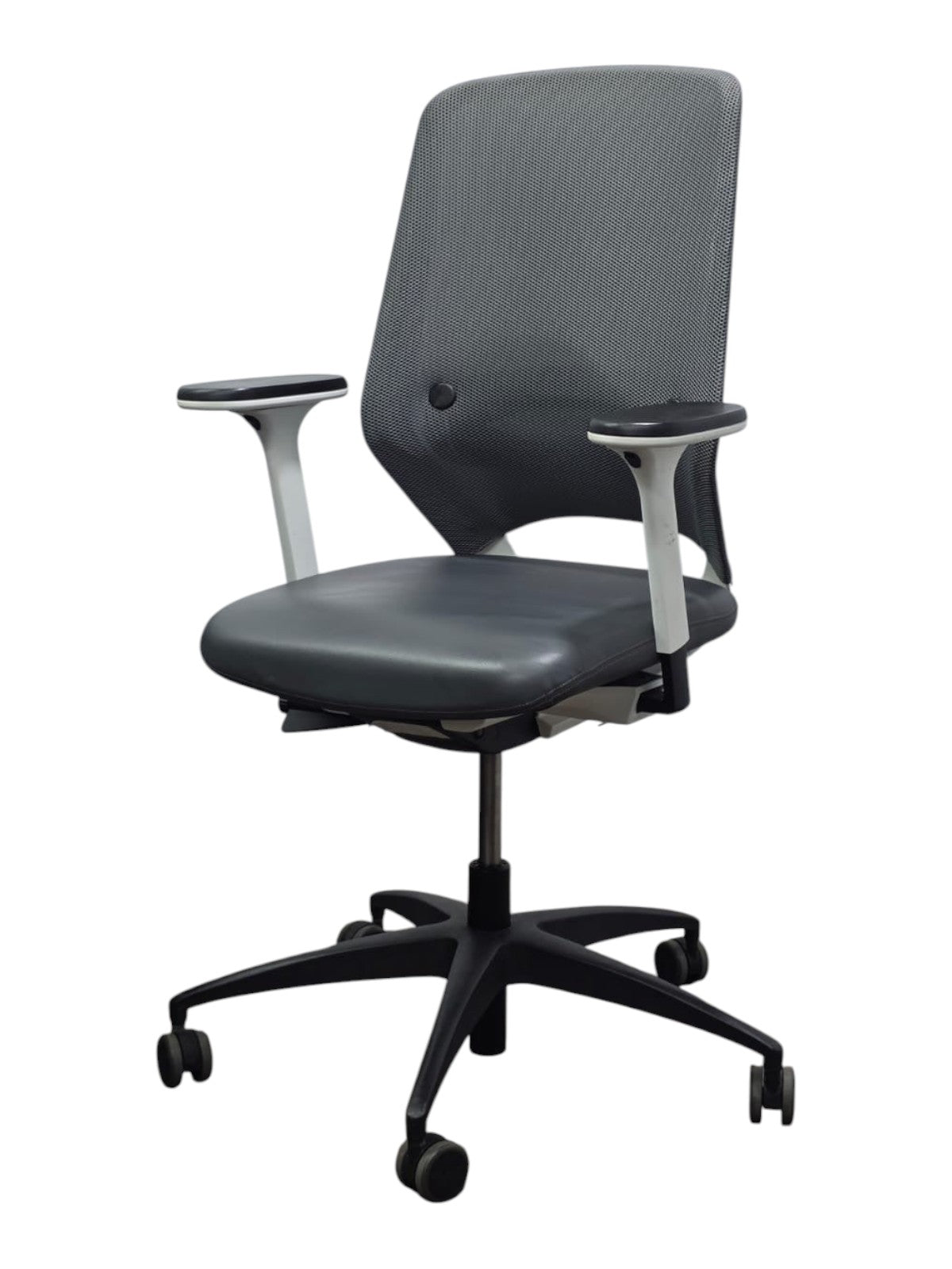 Refurbished Kinnarps Drabert Esencia Mesh Chair – White Frame