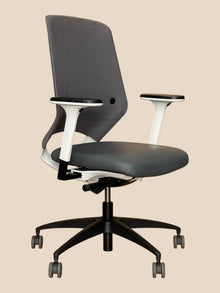 Drabert by Kinnarps Grey Mesh & Leather Chair – Refurbished image 2