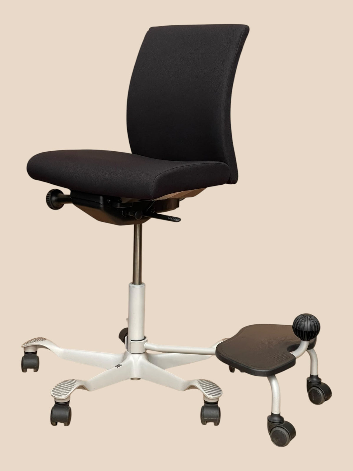 HÅG H05 Ergonomic Task Chair with StepUp Footrest – Refurbished