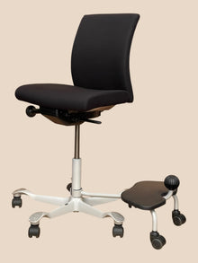 HÅG H05 Ergonomic Task Chair with StepUp Footrest – Refurbished image 1