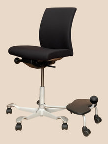 HÅG H05 Ergonomic Task Chair with StepUp Footrest – Refurbished image 5